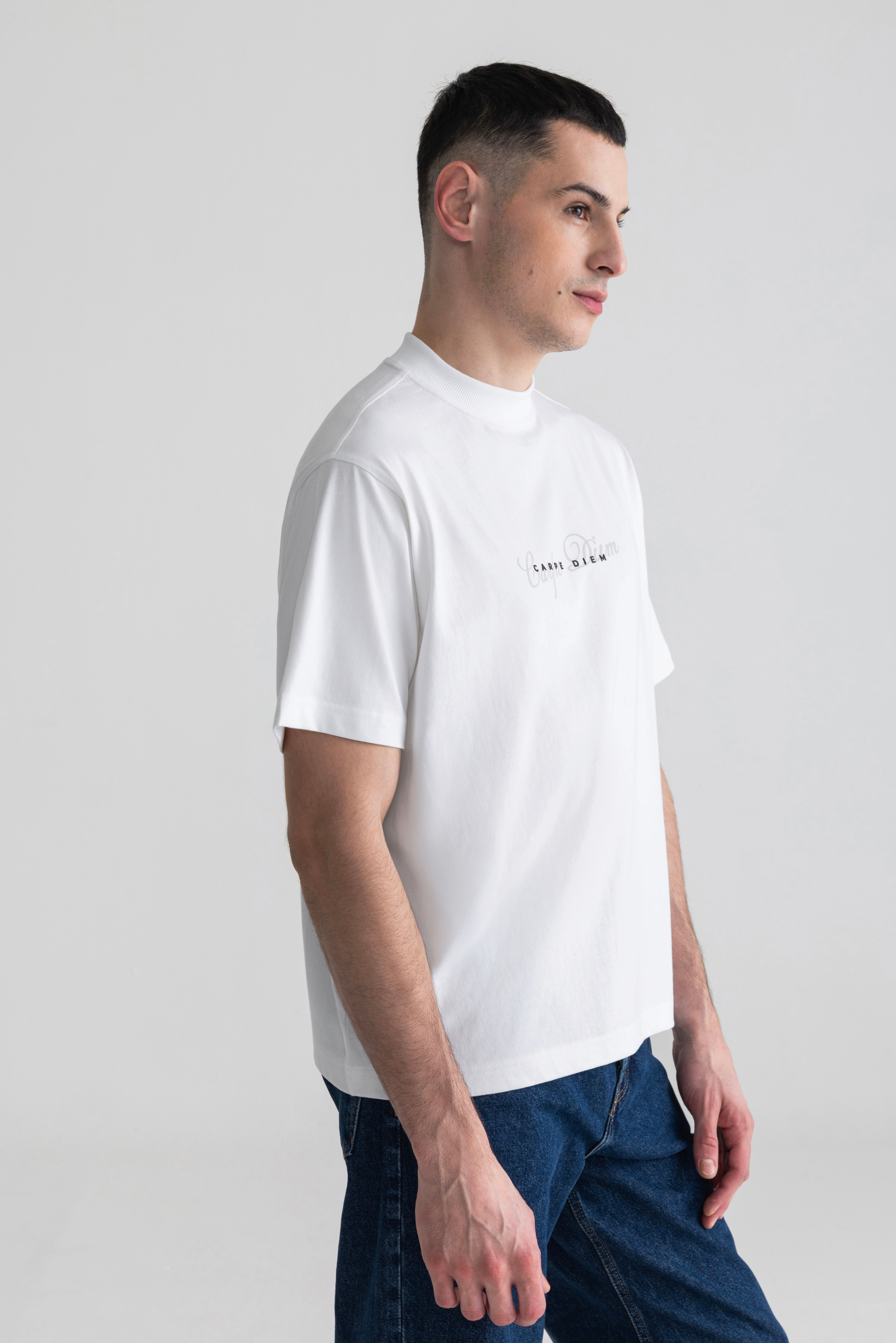 WHITE - CARPE DIEM SIGNATURE SCRIPT TEE