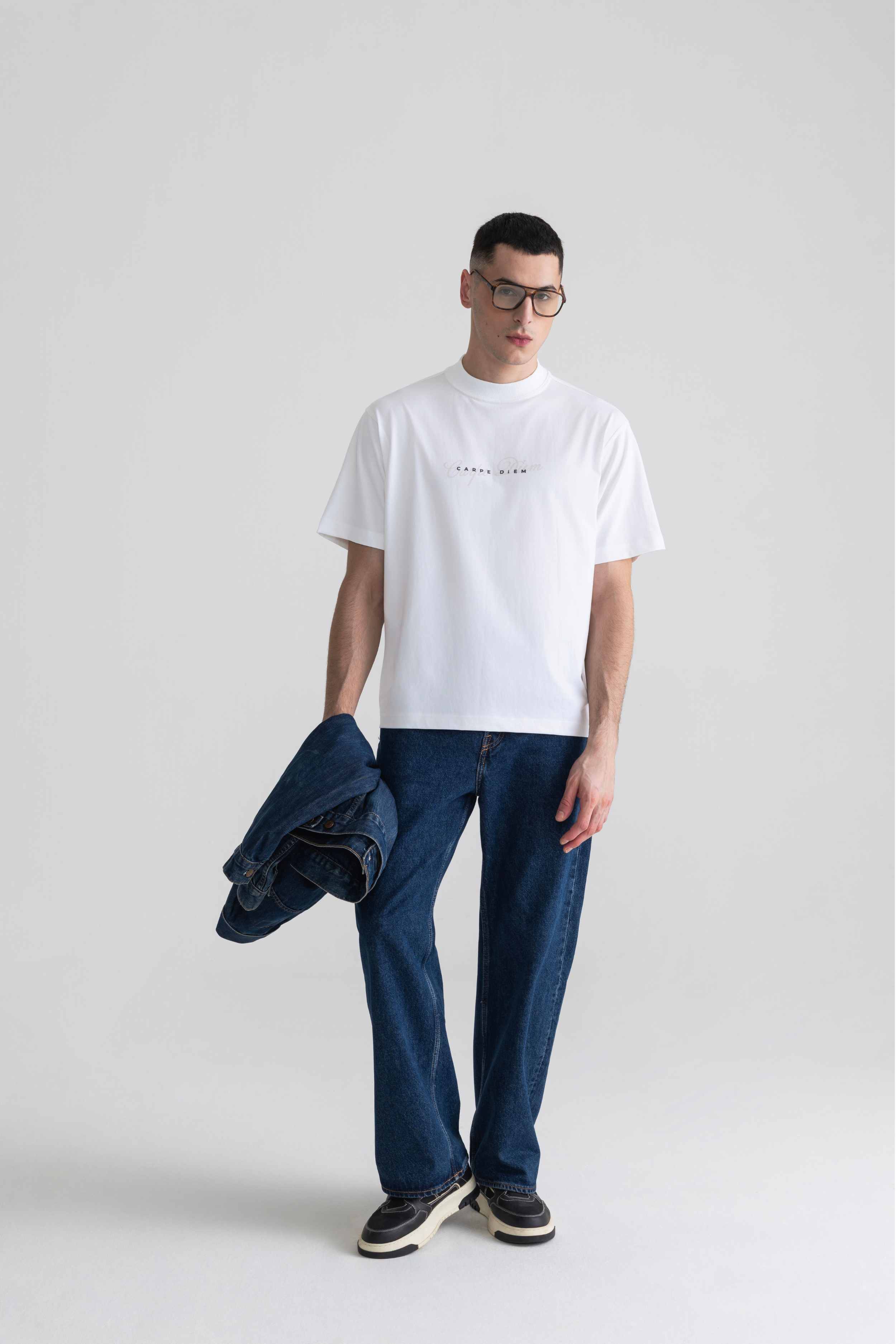 WHITE - CARPE DIEM SIGNATURE SCRIPT TEE