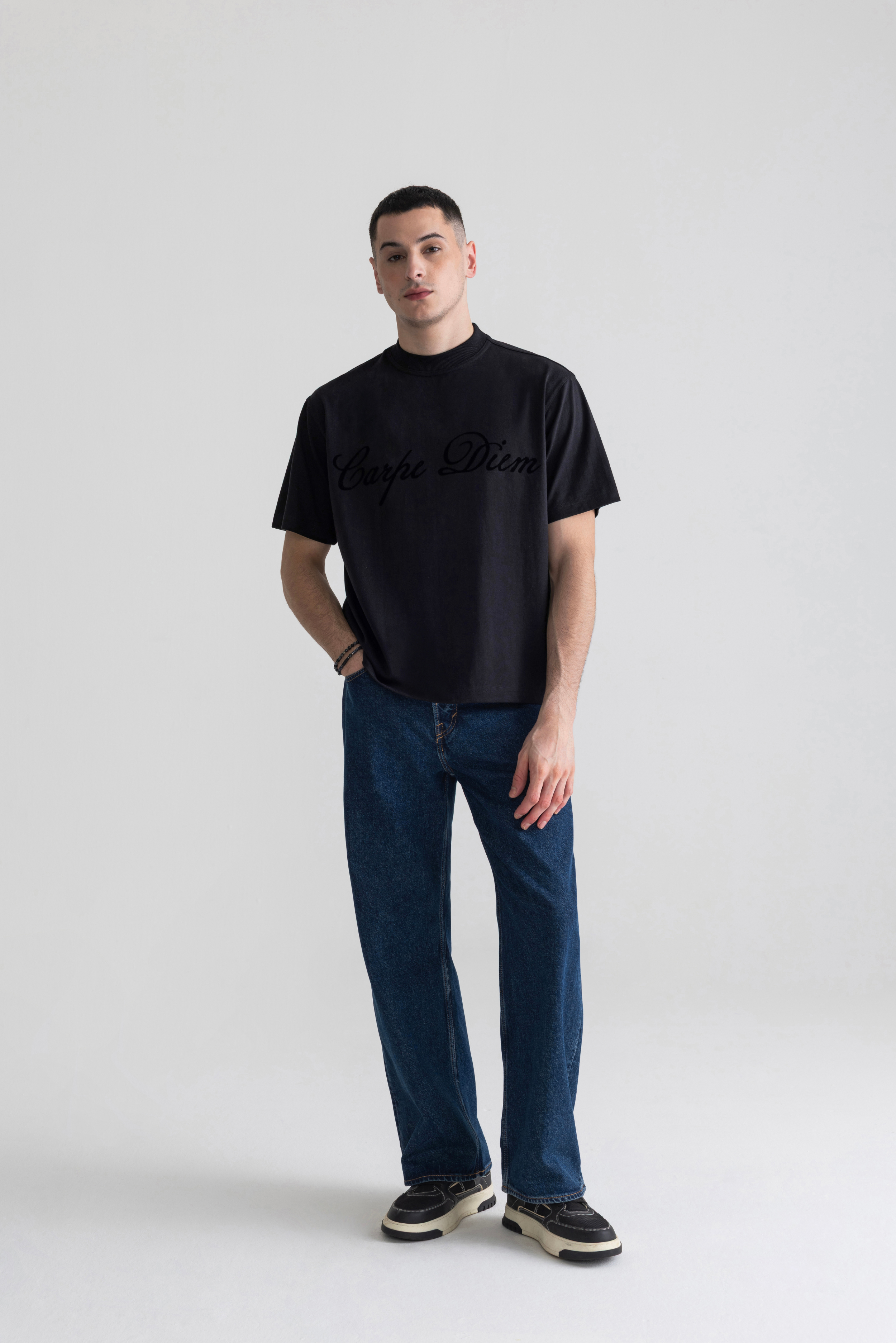 BLACK - CARPE DIEM FLOCK PRINTED TEE