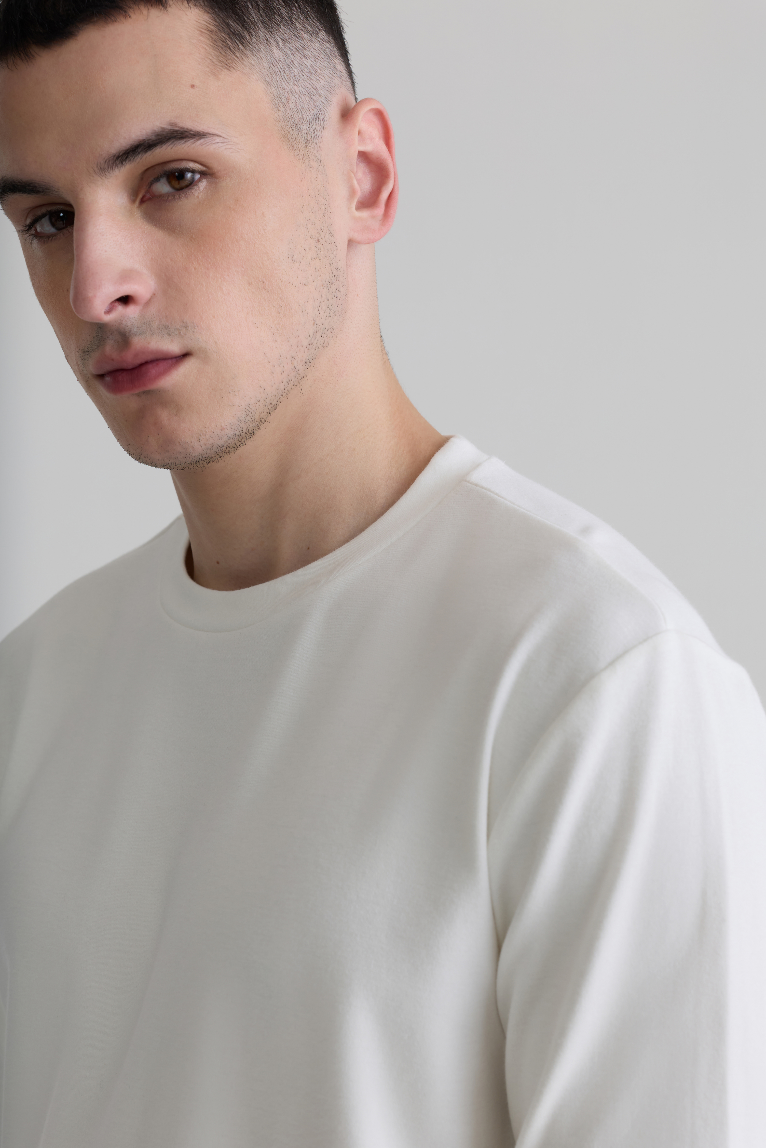 WHITE - STRUCTURED LONG SLEEVE CREW