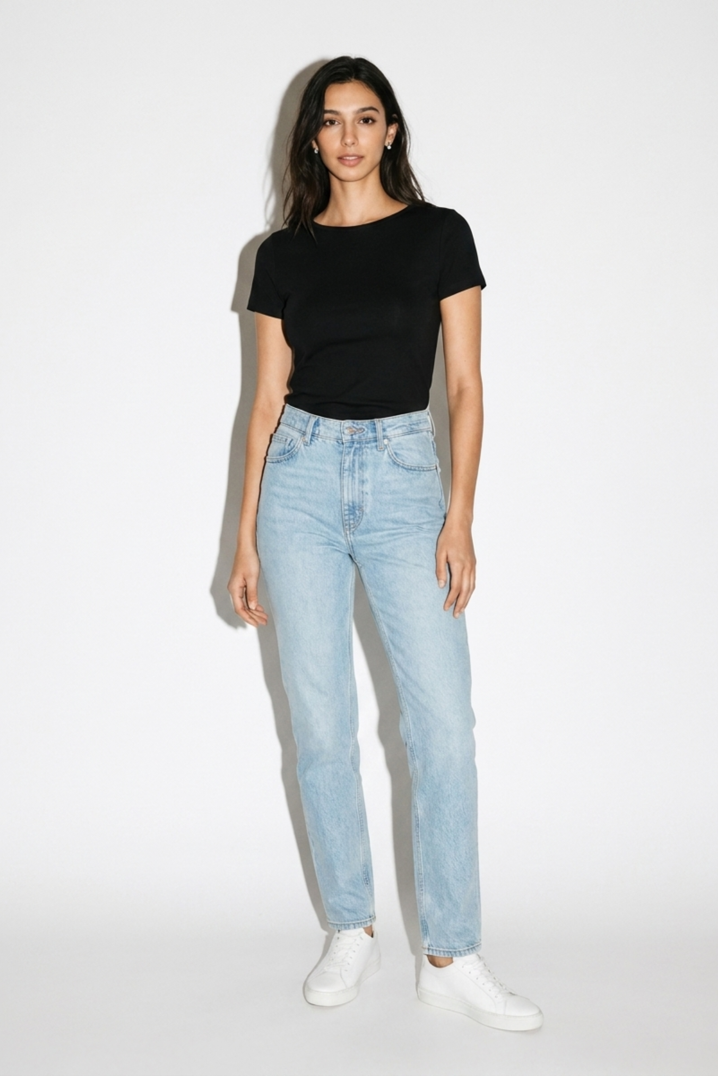 WOMEN CLASSIC BLACK TEE