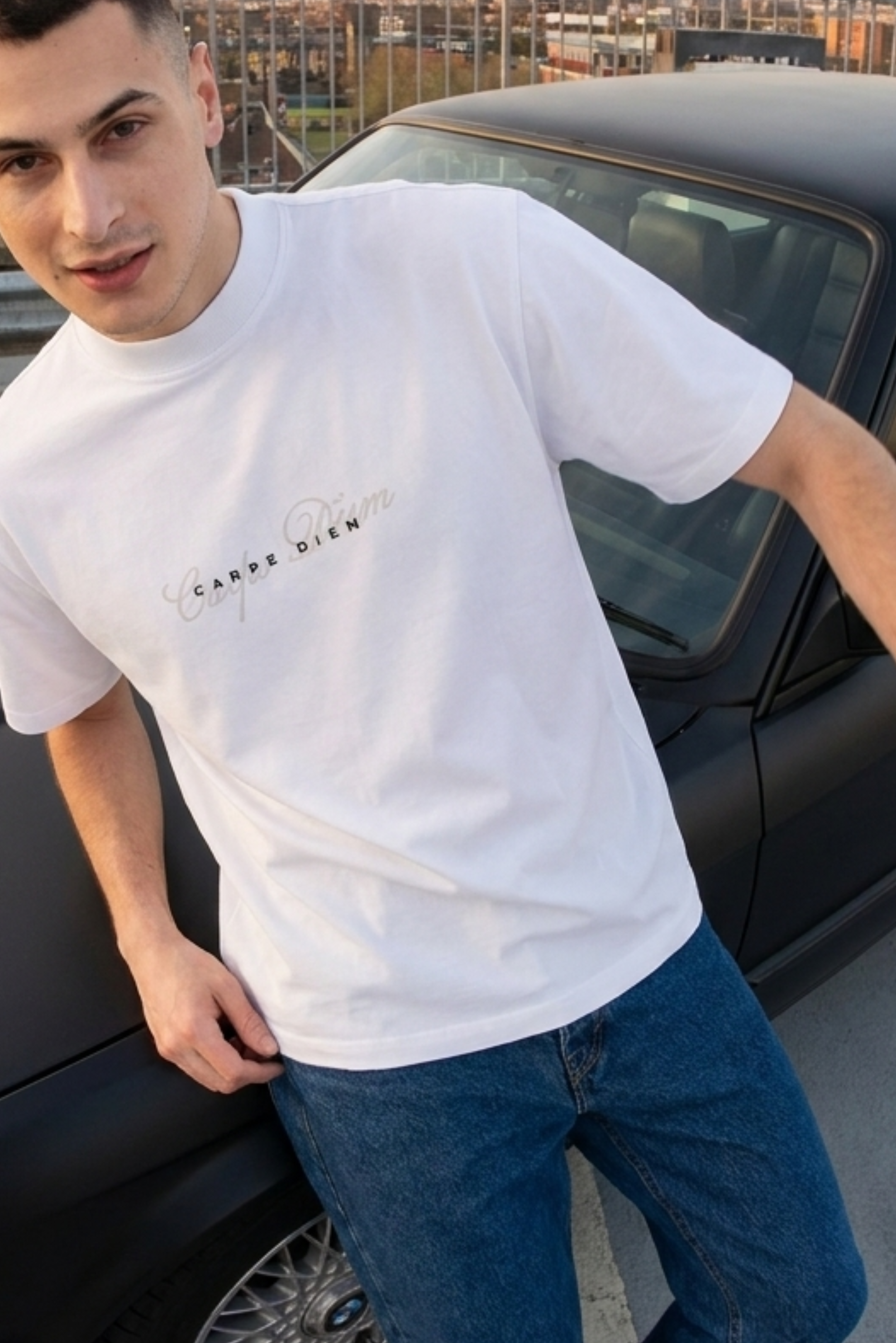 WHITE - CARPE DIEM SIGNATURE SCRIPT TEE