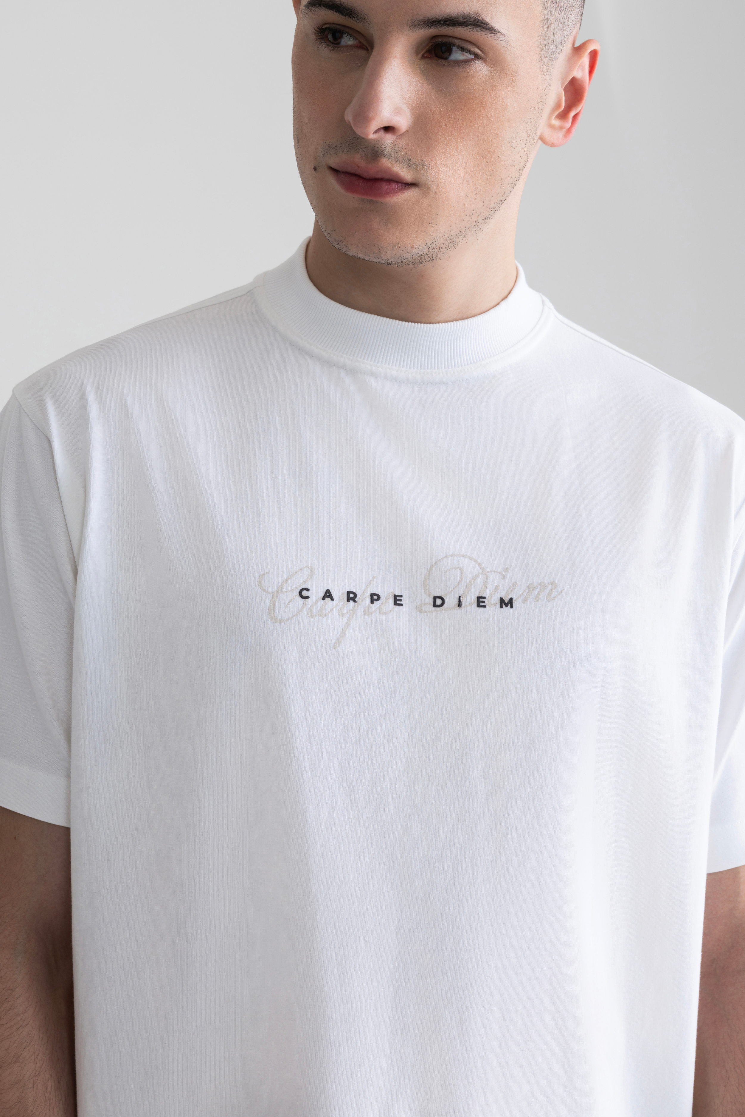 WHITE - CARPE DIEM SIGNATURE SCRIPT TEE