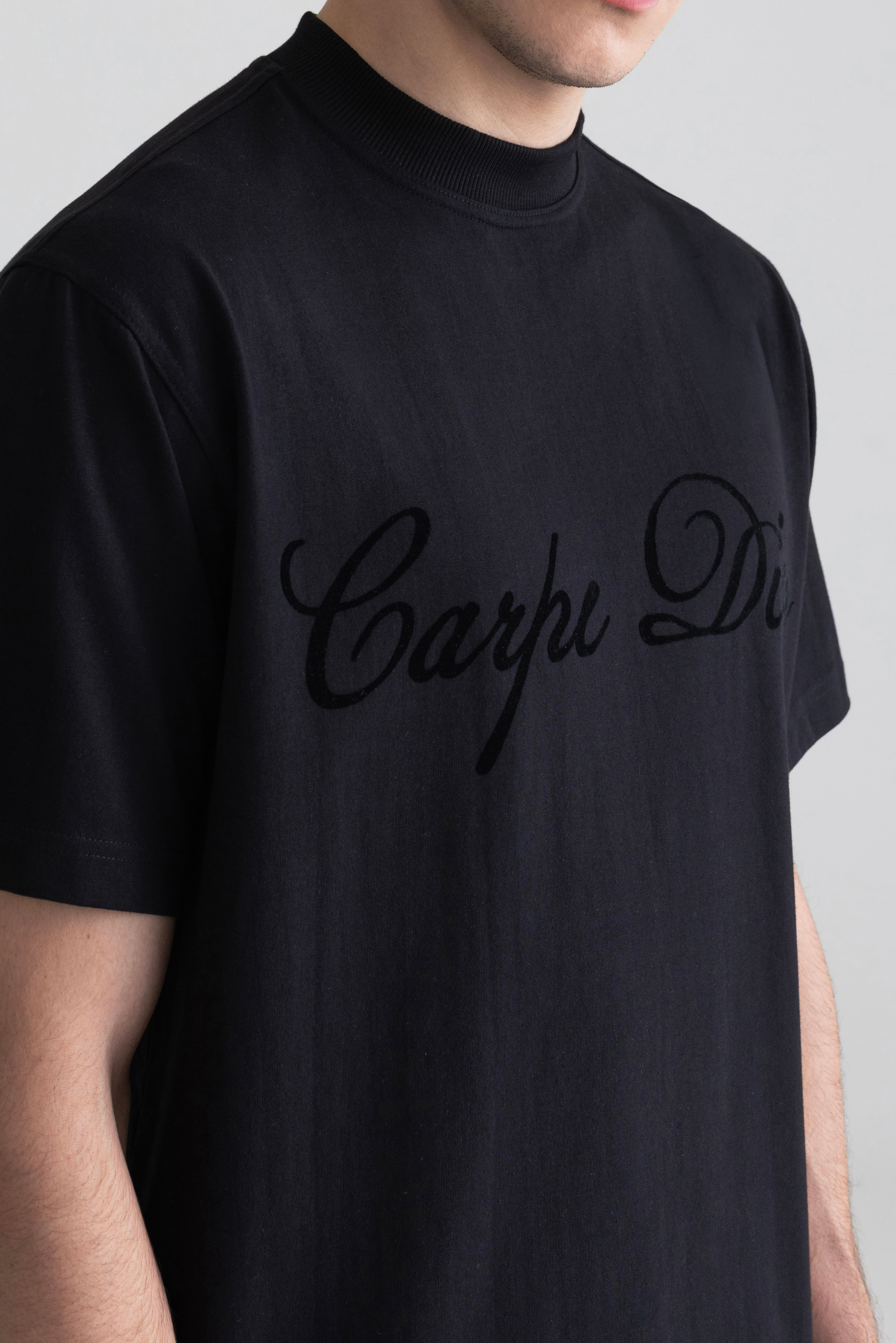 BLACK - CARPE DIEM FLOCK PRINTED TEE